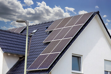 Fototapeta premium Einfamilienhaus mit Photovoltaikanlage