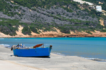 Barque de pêche sur une plage
