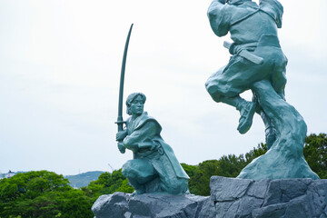巌流島にある武蔵・小次郎像