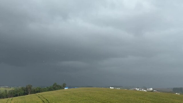 c&eacute;u nublado com chuva 