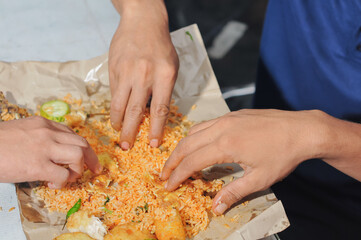 3 hands that take food together