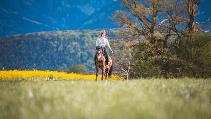 Frau mit Pferd