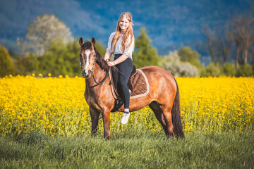 Frau mit Pferd