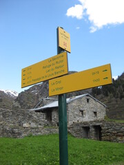 Hiking trail sign in the Savoyard mountains - Panneau de signalisation de sentier de randonnée dans la montagne savoyarde