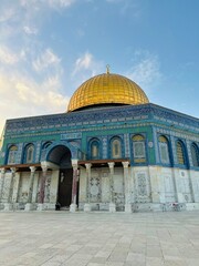 Obraz premium Jerusalem, Palestine - April 28, 2025 - The Dome of the Rock shines under the late afternoon sky. Located in Al-Haram al-Sharif (the Holy Place)