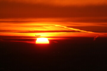 Airliner passing in the sunset - Avion de ligne passant dans le soleil couchant