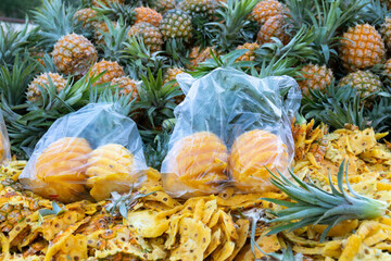 Fresh Hainan perfume pineapples in transparent bags