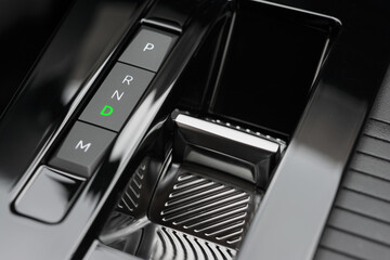 Moderne Automatikschaltung auf D-Stellung (Drive)