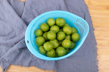 Drain the fresh plums in the basket