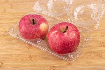 Shandong Fuji apples in a transparent plastic box
