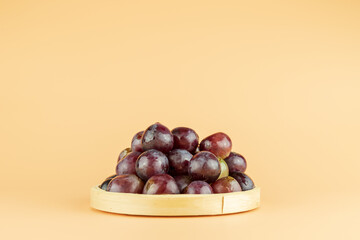 Fresh fruits and grapes are placed in the bamboo plate