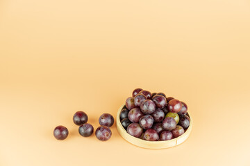 Fresh fruits and grapes are placed in the bamboo plate