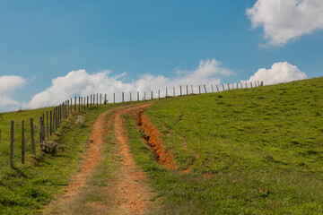 Obraz premium Estrada rural com céu azul