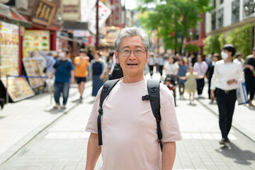 街を歩くシニア