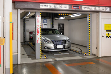 立体駐車場に停める車  © Peak River