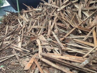 Sustainable pile of wood chips for fuel use, ideal for eco-friendly heating and biomass energy solutions. Perfect for renewable, clean-burning power sources.