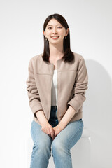 ジャケットを着た笑顔の若い女性