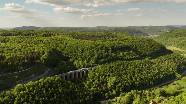 Albabstieg A8 mit Drachenlochbr&uuml;cke bei Drackenstein. Verkehrsader durch die Schw&auml;bische Alb.	
