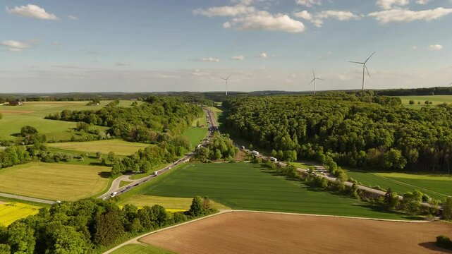 Albaufstieg und Albabstieg auf der Autobahn A8 bei Wiesensteig Richtung Merklingen. Verkehrsader durch die Schw&auml;bische Alb.	
