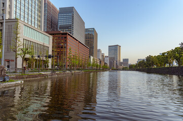 日比谷濠越しに眺める日比谷の高層ビルと夕景［東京都］