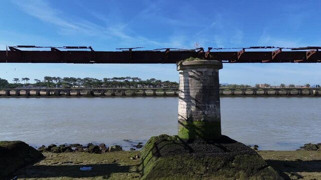 D&eacute;placement lat&eacute;ral devant des pyl&ocirc;nes ferroviaires -Tarnos Plage