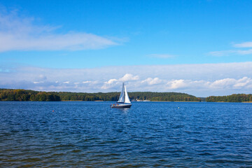 Plaża miejska, żaglówka na spokojnym jeziorze, Olsztyn, Polska. Sailboat on a calm lake	