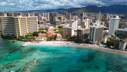 L'eau turquoise de la plage Waikiki à Honolulu. 