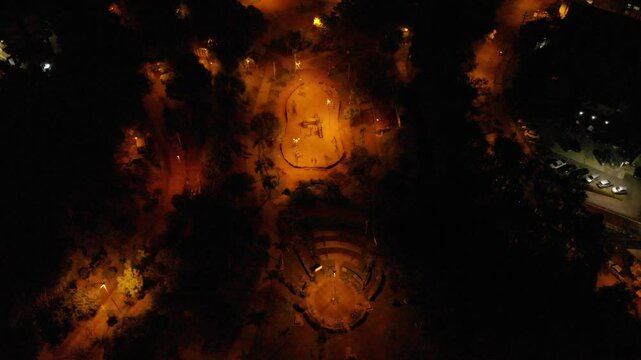 Parque dos Macaquinos a noite com neblina em Caxias do Sul
