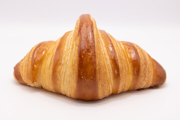 Viennoiserie artisanale française, croissant isolé sur fond blanc
