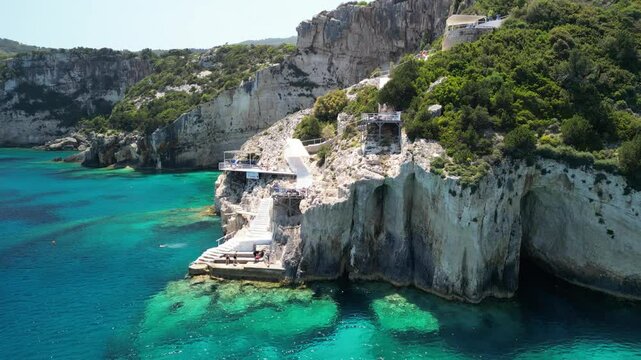 Niebieskie jaskinie - Zakynthos - Grecja - wybrzeże i niebieskie jaskinie nagrane dronem