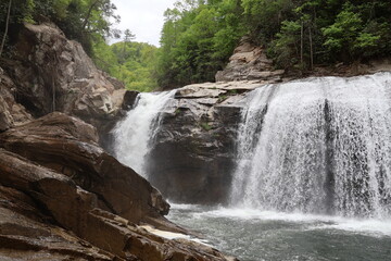 Obraz premium Waterfall above a rugged riverbank in the blue ridge mountains of Tennessee