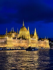 Obraz premium Hungarian Parliament Building at night, illuminated over the Danube River in Budapest, Hungary