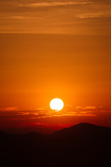 sunset 
coucher de soleil
 soleil 
montagnes
 soleil couchant 
coucher de soleil sur les montagnes
été 