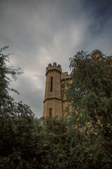 Obraz premium An old abandoned castle in the outskirts of Scotland in summer