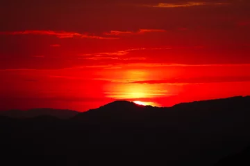Gordijnen soleil coucher de soleil couleur couleurs montagnes rouge jaune  orange ciel soleil en feu ciel en feu nature été sunset soleil couchant coucher de soleil sur les montagnes © Marine