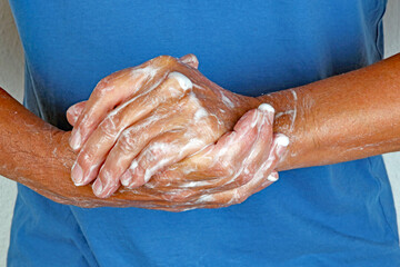 Eine Hand wäscht die andere