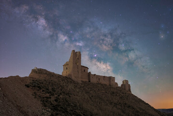 Obraz premium Vía láctea detrás de castillo o iglesia, estrellas y noche
