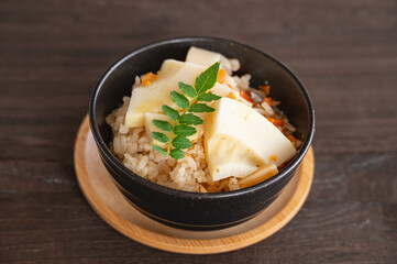 茶碗に盛りつけたたけのこご飯