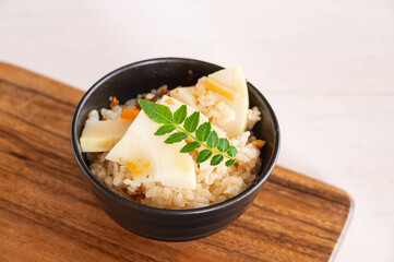 茶碗に盛りつけたたけのこご飯