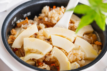 炊きあがったタケノコご飯