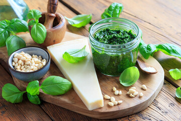Basilikum Pesto  in Einmachgläsern gefüllt