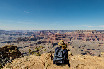 Touriste regardant le Grand Canyon / Tourist watching Gran Canyon