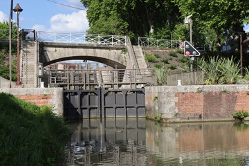 Ecluse sur le canal latéral à la Garonne, ville de Moissac, département du Tarn et Garonne, France