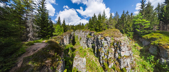 Panorama der Felsformationen in den Wolfsgruben: Ein Blick in die Vlčí jámy
