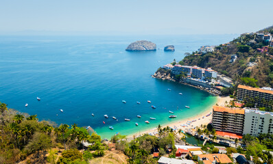 Naklejka premium Mismaloya beach embraces crystal clear waters under the Mexican sun in Puerto Vallarta