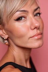 Fototapeta premium Portrait beauté d'une femme blonde avec maquillage parfait eyeliner