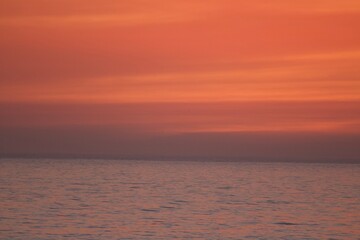 Fototapeta premium gorgeous beautiful pink orange yellow sunset golden hour in pacific beach san diego california