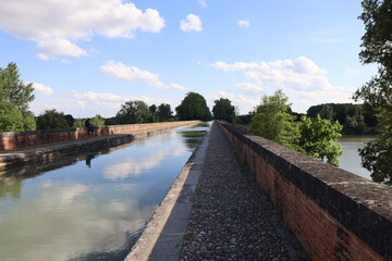 Le pont canal du Cacor sur le fleuve le Tarn, ville de Moissac, département du Tarn et Garonne, France