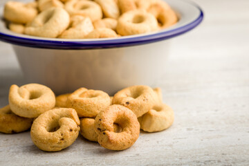 Naklejka premium Salted crispy snack rings on kitchen table.