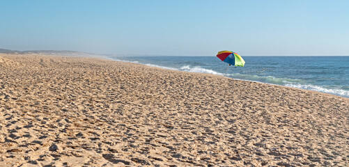 Obraz premium Solitary umbrella on the golden sand